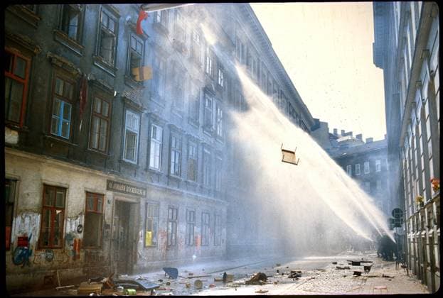 Hausbesetzung aufgelöst . Polizeikommando räumt Ägidigasse Wien, Ägidigasse 13, 12. August 1988 Polizeikräfte mit Wasserwerfern bombardieren das besetzte Haus und Autonome werfen Mobiliar aus den Fenstern Zu den bekanntesten Kapiteln der Geschichte der Autonomen in Wien gehören das besetzte Haus in der Aegidigasse Spalowskygasse sowie das Autonome Kultur- und Kommunikationszentrum Gassergasse (GAGA) und deren Räumung. Während die Gassergasse (u.a. von Kindergruppen und Alternativschulen genutzt) 1983 unter heftigen Krawallen geräumt wurde, dauerte die Räumung der Abbruchhäuser des Häuserblocks Spalowskygasse-Aegidigasse im August 1988 zwei Tage. Sie war somit die größte derartige Polizeiaktion, die jemals in Öster Z101000641_230323_01jpeg