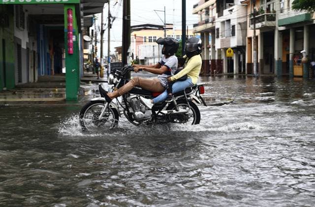 News Themen der Woche KW12 News Bilder des Tages GYE-LLUVIAS Guayaquil, jueves 23 de marzo del 2023 Las fuertes lluvias que caen sobre Guayaquil vuelven a dejar inundadas las calles de varios sectores de la ciudad. En la grafica, la calle Esmeraldas, centro-sur Fotos: CÃ sar Munoz API Guayaquil Guayas Ecuador DIS-GYE-LLUVIAS-302b0dc5db5c0736761e122fd80e548d *** GYE LLUVIAS Guayaquil, Thursday, March 23, 2023 The heavy rains that fall on Guayaquil again leave flooded the streets of several sectors of the city In the graphic, Esmeraldas street, south center Photos CÃ sar Munoz API Guayaquil Guayas Ecuador DIS GYE LLUVIAS 302b0dc5db5c0736761e122fd80e548d Copyright: xCÃ sarxMunozx