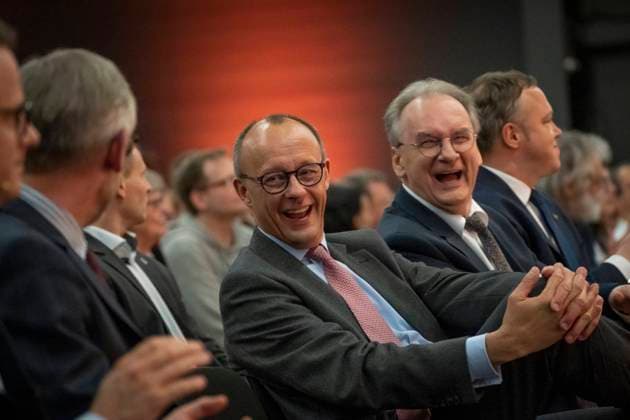 News Themen der Woche KW12 News Bilder des Tages Grundsätzlich CDU Die CDU auf dem Weg zu einem neuen Grundsatzprogramm Regionalkonferenz in Schkeuditz bei Halle Leipzig Die Fachkommission Wertefundament und Grundlagen der CDU hat eine Grundwertecharta erarbeitet und diskutiert es mit den Mitgliedern in den Regionen - Friedrich Merz, Parteivorsitzender, stellt sich auf der Regionalkonferenz dem Dialog mit den Parteimitgliedern, mit Reiner Haseloff, Ministerpräsident Sachsen-Anhalt, während der Regionalkonferenz;Grundsätzlich CDU Die CDU auf dem Weg zu einem neuen Grundsatzprogramm Regionalkonferenz in Schkeuditz bei Halle Leipzig Die Fachkommission Wertefundament und Grundlagen der CDU hat eine Grundwertecharta erarbeitet und diskutiert es mit den, Schkeudi