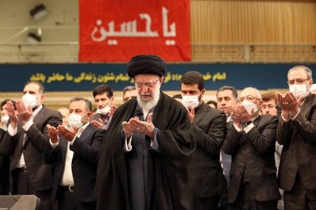 News Themen der Woche KW12 News Bilder des Tages March 23, 2023, Tehran, Tehran, Iran: This handout picture provided by the office of Iran s Supreme Leader Ayatollah ALI KHAMENEI shows him saying a prayer during a meeting with a number of the reciters of the Holy Quran on the first day of the blessed month of Ramadan in the Imam Khomeini Hussainiyah, March 23, 2023. Tehran Iran - ZUMAi98_ 20230323_zih_i98_065 Copyright: xIranianxSupremexLeader SxOfficex