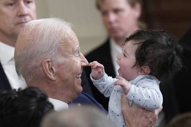 News Themen der Woche KW12 News Bilder des Tages U.S. President Joe Biden holds 4-month-old Hodge, son of Congressman Jimmy Gomez, at an anniversary event for the Affordable Care Act in the East Room at the White House in Washington, DC on Thursday, March 23, 2023.  WAX20230323204 YurixGripas