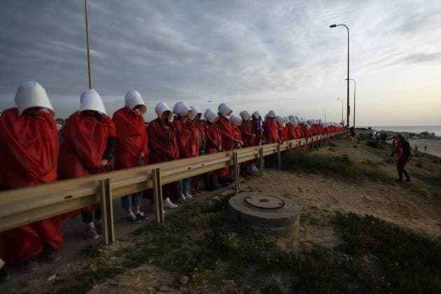 News Themen der Woche KW12 News Bilder des Tages Anti Goverment Protest in Israel Israeli protesters wearing costumes from The Handmaid s Tale particiapte in a rally against Israeli Goverment s judicial overhaul bills at Beit Yanai Junctions on March 23, 2023. BEIT YANAI Israel  Copyright: xGilixYaarix originalFilename: yaari-antigove230323_npsok.jpg