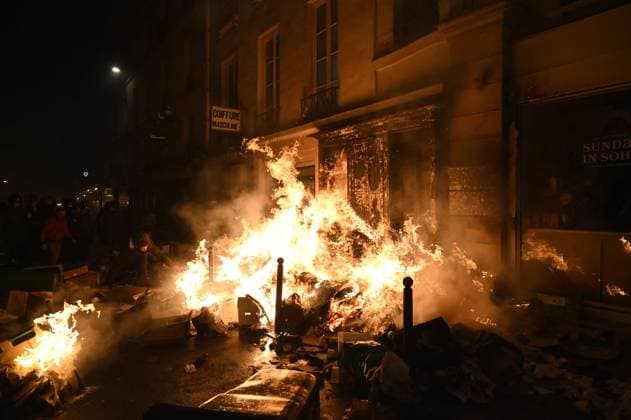 News Themen der Woche KW12 News Bilder des Tages Fires in Paris during the March 23 demonstration against pension reform, in Paris, incidents between groups of thugs and police broke out at the head of the Parisian demonstration.  JulienxMattiax xLexPictorium LePictorium_0277638