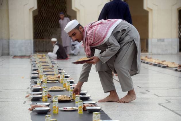 News Themen der Woche KW12 News Bilder des Tages (230323) -- PESHAWAR, March 23, 2023 -- A man arranges food for Iftar on the first day of the holy month of Ramadan in Peshawar, Pakistan, on March 23, 2023. (Photo by Xinhua) PAKISTAN-PESHAWAR-RAMADAN-IFTAR Umar 