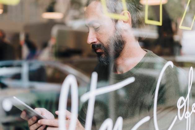 IMAGO Creative, Urban Lifestyle Mature man using tablet PC in cafe seen through glass model released, Symbolfoto property released, JOSEF17195