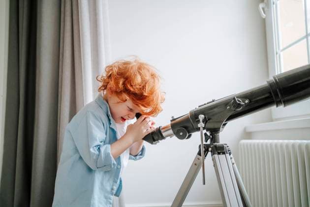 Creative Highlights Symbolbilder Curious boy looking through telescope at home model released, Symbolfoto property released, MDOF00810