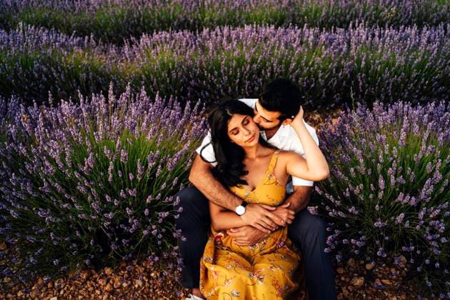 Creative Highlights Symbolbilder Man embracing woman sitting in lavender field model released, Symbolfoto, JJF00416