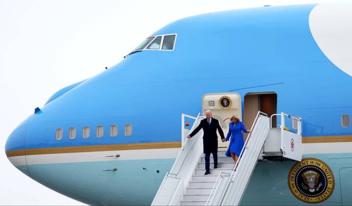 March 23, 2023, Ottawa, ON, CANADA: President of the United States Joe Biden and his wife Jill walk down the stairs from Air Force One after his arrival in Ottawa on Thursday, March 23, 2023. Ottawa CANADA  - ZUMAc35_ 20230323_zaf_c35_102 Copyright: xSeanxKilpatrickx