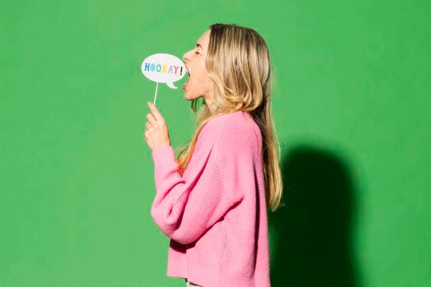 Creative Highlights Symbolbilder Woman holding speech bubble screaming against green background model released, Symbolfoto, MIKF00150