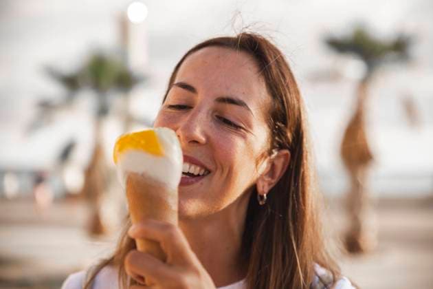 Creative Highlights Symbolbilder Happy woman enjoying eating ice cream model released, Symbolfoto, PCLF00278
