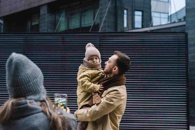 Mother photographing father and son through smart phone model released, Symbolfoto, SEAF01794