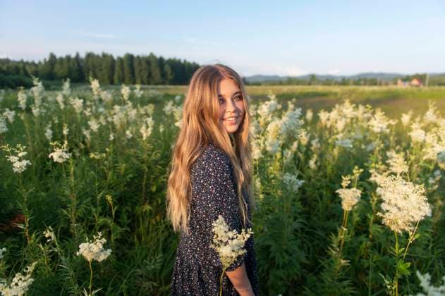 Creative Highlights Symbolbilder Beautiful woman standing amidst flowering plants in field model released, Symbolfoto, VBUF00276