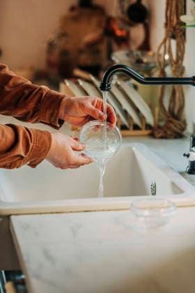 Hands of man cleaning plastic container in sink at kitchen model released, Symbolfoto property released, VSNF00552