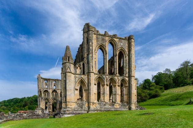 view of the nave and church ruins in the historic Rievaulx Abbey in North Yorkshire Rievaulx, United Kingdom - 17 June, 2022: view of the nave and church ruins in the historic Rievaulx Abbey in North Yorkshire Copyright: xZoonar.com NandoxLardix 18806066