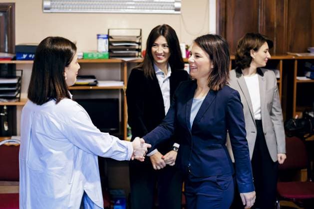 Annalena Baerbock (Buendnis 90 Die Gruenen), Bundesaussenministerin, trifft sich bei der Nichtregierungsorganisation Georgian Young Lawyers Association (GYLA) mit Vertreterinnen und Vertretern der georgischen Zivilgesellschaft. Tiflis, 24.03.2023 Tiflis Georgien Copyright: xThomasxTrutschelx