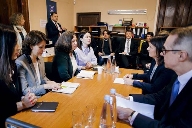 Annalena Baerbock (Buendnis 90 Die Gruenen), Bundesaussenministerin, trifft sich bei der Nichtregierungsorganisation Georgian Young Lawyers Association (GYLA) mit Vertreterinnen und Vertretern der georgischen Zivilgesellschaft. Tiflis, 24.03.2023 Tiflis Georgien Copyright: xThomasxTrutschelx