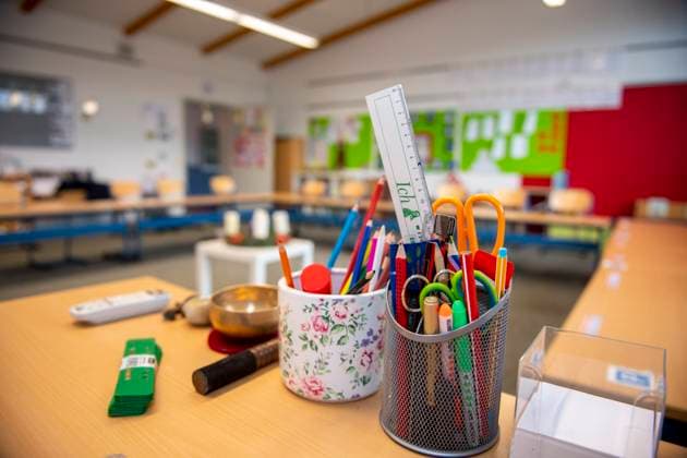 Feature Schulpolitik Politik, Bildung, Schule: Ein Klassenraum und das Lehrerpult an einer Grundschule ist leer, Stühle stehen auf den Tischen. Rietberg Nordrhein-Westfalen Deutschland *** Feature School Policy Politics, Education, School A classroom and the teachers desk at an elementary school are empty, chairs are on the desks Rietberg North Rhine Westphalia Germany Copyright: xDavidxInderlied Kirchner-Mediax