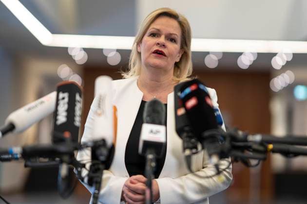 News Themen der Woche KW12 Bundesinnenministerin berät in Berlin mit Amtskolleginnen und Amtskollegen aus fünf weiteren EU-Mitgliedsstaaten über die europäische Migrationspolitik und das Gemeinsame Europäischen Asylsystem GEAS - Nancy Faeser, Bundesinnenministerin, beim Auftaktstatement vor Beginn des Treffens im Bundesinnenministerium;Bundesinnenministerin berät in Berlin mit Amtskolleginnen und Amtskollegen aus fünf weiteren EU-Mitgliedsstaaten über die europäische Migrationspolitik und das Gemeinsame Europäischen Asylsystem GEAS - Nancy Faeser, Bundesinnenministerin, beim Auftak, Berlin Berlin Deutschland Bundesinnenministerium *** Federal Minister of the Interior meets with counterparts from five other EU Member States in Berlin to discuss European migr