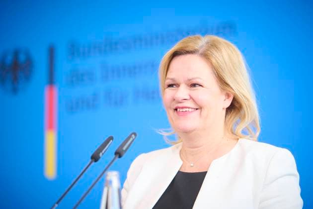 Berlin, Nancy Faeser berät mit Amtskolleginnen über die europäische Migrationspolitik Bundesinnenministerin Nancy Faeser während der gemeinsamen Pressekonferenz mit ihrem spanischen und schwedischen Amtskollegen im Rahmen der Beratung mit Amtskolleginnen und -kollegen aus weiteren EU-Mitgliedsstaaten am 24.03.2023 über die europäische Migrationspolitik im BMI in Berlin. Berlin Bundesministerium des Innern und für Heimat Berlin Deutschland *** Berlin, Nancy Faeser consults with counterparts on European migration policy Federal Minister of the Interior Nancy Faeser during the joint press conference with her Spanish and Swedish counterparts as part of the consultation with counterparts from other EU member states on 24 03 2023 on Europe
