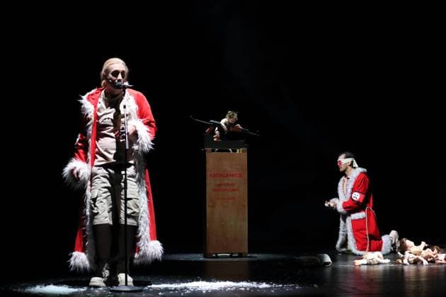 Entertainment Themen der Woche KW12 Tim Freudensprung und Mehmet Yilmaz, v.l., während der Fotoprobe für das Stück Schlachten im Maxim Gorki Theater Berlin, 23. März 2023. Mit Texten von Heiner Müller. Regie Oliver Frljic. Bühne Igor Pauska. Kostüme Katrin Wolfermann. Premiere ist am 25. März 2023. Maxim Gorki Theater Berlin Schlachten *** Tim Freudensprung and Mehmet Yilmaz, f l , during the photo rehearsal for the play Battles at Maxim Gorki Theater Berlin, 23 March 2023 With texts by Heiner Müller Directed by Oliver Frljic Stage Igor Pauska Costumes Katrin Wolfermann Premiere is on 25 March 2023 Maxim Gorki Theater Berlin Battles