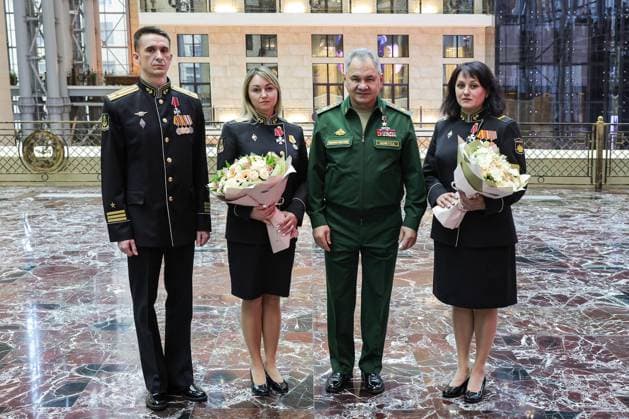 News Themen der Woche KW12 News Bilder des Tages MARCH 24, 2023: Russia s Defence Minister Sergei Shoigu (2nd R), 3rd rank captain, chief of duty guard Vladimir Gorban, Black Sea Fleet servicewomen Tatyana Tseluiko (L-R) and Marina Faleyeva (R) pose for a photograph during a ceremony to award the Orders of Courage to servicepeople who repelled a drone attack over the Black Sea. Vadim Savitsky Russian Defence Ministry TASS  58041103