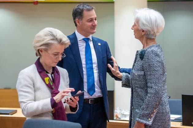 News Themen der Woche KW12 News Bilder des Tages BRUSSELS - President of the European Council Ursula Von Der Leyen, Prime Minister of Belgium Alexander De Croo and President of the European Central Bank Christine Lagarde before the start of the round table meeting on the second day of the annual spring summit of the European Council. The summit will discuss, among other things, the relationship with Ukraine and economic policy. ANP JONAS ROOSENS netherlands out - belgium out  Copyright: xx x465674735x originalFilename: 465674735.jpg