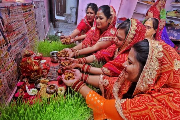 News Themen der Woche KW12 Gangaur Festival Celebration In Jaipur Jaipur: Women perform prayers during the celebrations of traditional Gangaur festival, in Jaipur, Rajasthan, India, Friday, March 24, 2023.(Photo By Vishal Bhatnagar NurPhoto) Jaipur India  Copyright: xVishalxBhatnagarx originalFilename: bhatnagar-notitle230324_npzo1.jpg