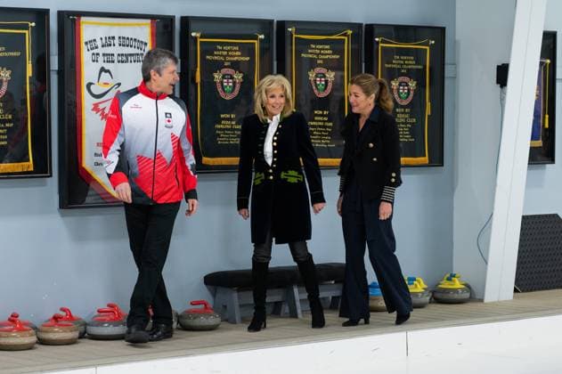 News Bilder des Tages March 24, 2023, Ottawa, ON, Canada: First lady Jill Biden, and Sophie Gregoire Trudeau speak with youth at the Rideau Curling Club during U.S. President Joe Biden s official trip in Ottawa, on Friday, March 24, 2023. Ottawa Canada  - ZUMAc35_ 20230324_zaf_c35_005 Copyright: xSpencerxColbyx