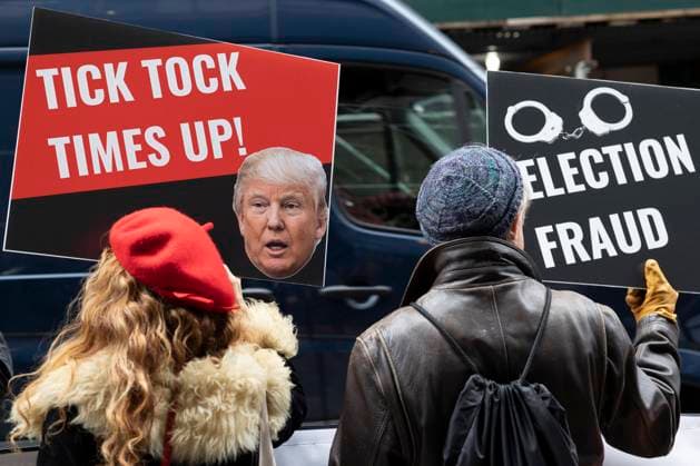 News Themen der Woche KW12 News Bilder des Tages March 24, 2023, New York, New York, USA: Protesters hold signs with a picture of Trump that reads Tick Tock Times Up! & Election Fraud with a picture of handcuffs outside of the New York City Criminal Court while the wait continues for a grand jury to vote on the indictment of Trump in the Stormy Daniels case. New York USA - ZUMAr174 20230324_znp_r174_013 Copyright: xGinaxMxRandazzox