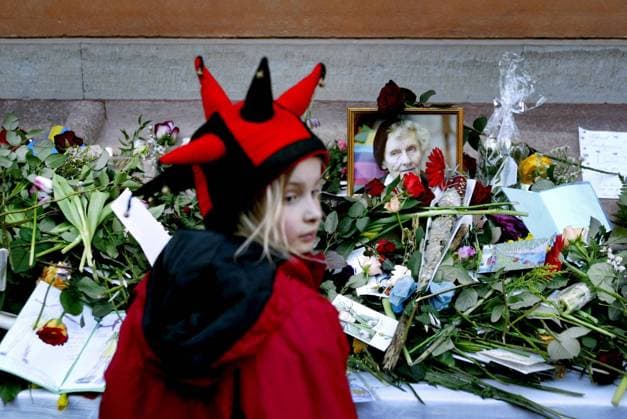 STOCKHOLM 020308 Astrid Lindgrens begravning i Storkyrkan i Gamla Stan. Mira Dahlkuist lägger en blomma till Astrid Lindgren. STOCKHOLM Sverige PB-KOD: 1070 x1070x *** STOCKHOLM 020308 Astrid Lindgrens funeral in Storkyrkan in Gamla Stan Mira Dahlkuist lays a flower for Astrid Lindgren STOCKHOLM Sweden PB KOD 1070 x1070x  Copyright: xJESSICAxGOWx ASTRID LINDGRENS BEGRAVNING