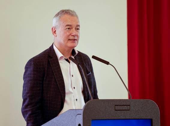 Ilija Trojanow ehemaliger Preisträger hält die Laudatio bei der Preisverleihung 38. Mainzer Stadtschreiber Literaturpreis im Kurfürstlichen Schloss zu Mainz 24.03.23