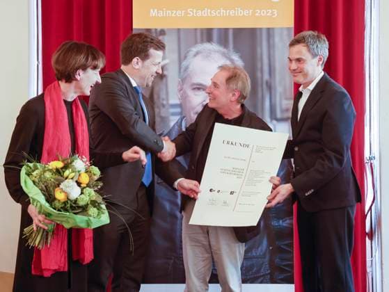 Preisverleihung 38. Mainzer Stadtschreiber Literaturpreis im Kurfürstlichen Schloss zu Mainz, Kulturdezernentin Marianne Grosse, Oberbürgermeister Nino Haase, Preisträger Alois Hotschnig, ZDF Intendant Norbert Himmler 24.03.23
