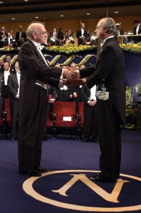 STOCKHOLM 20021210 Economy laureate Daniel Kahneman recieving the Nobel Prize From HM King Carl Gustaf of Sweden at the Prize Award Ceremony at the Concert Hall in Stockholm, December 10, 2002. FOTO: Anders Wiklund SCANPIX Code 50030 STOCKHOLM SVERIGE x50030x *** STOCKHOLM 20021210 Economy laureate Daniel Kahneman recieving the Nobel Prize From HM King Carl Gustaf of Sweden at the Prize Award Ceremony at the Concert Hall in Stockholm, December 10, 2002 PHOTO Anders Wiklund SCANPIX Code 50030 STOCKHOLM SWEDEN x50030x  Copyright: xAndersxWiklund TTx NOBEL 2002 KONSERTHUSET