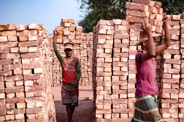 News Themen der Woche KW12 News Bilder des Tages March 24, 2023, West Tootpara, Khulna, Bangladesh: People Work in Brick field, Working in a brick field can be physically demanding and can involve long hours and exposure to heat, dust, and other environmental hazards. In Bnagladesh countries, working in brick fields is often considered a low-paying and labor-intensive job, and workers may face poor working conditions, low job security, and limited opportunities for advancement. However, some organizations and governments are working to improve working conditions and promote more sustainable and ethical practices in the brick-making industry. West Tootpara Bangladesh - ZUMAr175 20230324_zip_r175_003 Copyright: xMdxHarunxOrxRashidx