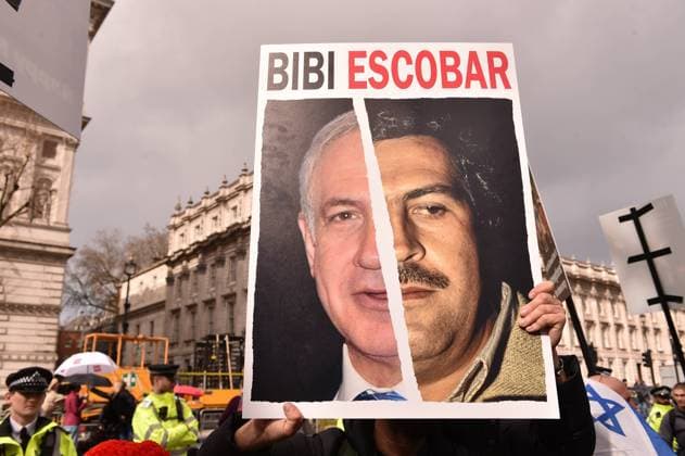 Bilder des Jahres 2023, News 03 März News Themen der Woche KW12 News Bilder des Tages March 24, 2023, London, England, United Kingdom: A poster showing half Netanyahu and half Pablo Escobar. Hundreds of protesters rallied outside Downing Street to oppose the arrival of Israeli Prime Minister Benjamin Netanyahu in London. London United Kingdom - ZUMAk172 20230324_zip_k172_008 Copyright: xThomasxKrychx