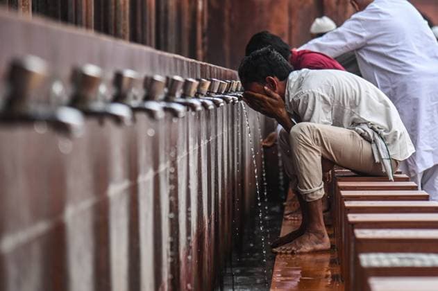 News Themen der Woche KW12 News Bilder des Tages March 24, 2023, New Delhi, Delhi, India: A man washes his face after offering First Friday prayers of the holy month of Ramadan at Jama Masjid, in the old quaters of New Delhi. New Delhi India - ZUMAj168 20230324_zip_j168_011 Copyright: xKabirxJhangianix