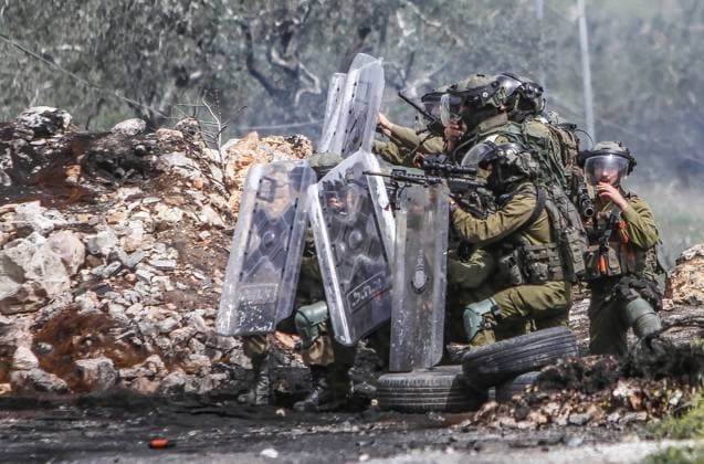 News Themen der Woche KW12 News Bilder des Tages March 24, 2023, Nablus, West Bank, Palestine: Israeli soldiers seen aiming at the Palestinian protesters, while taking cover behind police shields, during the demonstration against Israeli settlements in the village of Kafr Qaddoum near the West Bank city of Nablus. Nablus Palestine - ZUMAs197 20230324_zaa_s197_125 Copyright: xNasserxIshtayehx