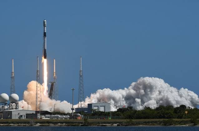 News Themen der Woche KW12 News Bilder des Tages March 24, 2023, Cape Canaveral, Florida, United States: A SpaceX Falcon 9 rocket carrying a batch of 56 Starlink internet satellites launches from pad 40 at Cape Canaveral Space Force Station in Cape Canaveral, Florida. The first stage booster landed on a drone ship in the Atlantic Ocean. Cape Canaveral United States - ZUMAs197 20230324_zaa_s197_158 Copyright: xPaulxHennessyx