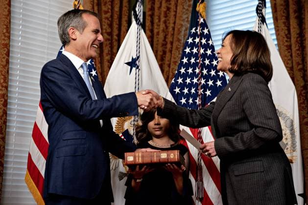 News Themen der Woche KW12 News Bilder des Tages US Vice President Kamala Harris, right, shakes hands with Eric Garcetti, US ambassador to India, during a swearing in ceremony in the Vice President s Ceremonial Office in Washington, DC on Friday, March 24, 2023. Garcetti, the former Los Angeles mayor, won a vote in the US Senate this month to become ambassador after his nomination was delayed almost two years over concerns he mishandled a sexual harassment case during his time in office.  WAX20230324811 AndrewxHarrer