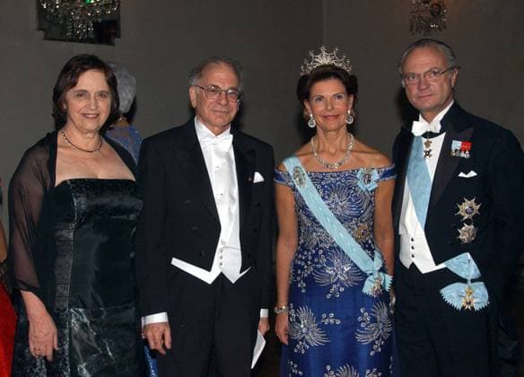 STOCKHOLM 20021210 Economic laureate Daniel Kahneman with his wife meets queen Silvia and king Carl Gustaf of Sweden after the Nobel Banquet in the City Hall in Stockholm, December 10, december, 2002. STOCKHOLM SVERIGE x70080x *** STOCKHOLM 20021210 Economic laureate Daniel Kahneman with his wife meets queen Silvia and king Carl Gustaf of Sweden after the Nobel Banquet in the City Hall in Stockholm, December 10, december, 2002 STOCKHOLM SVERIGE x70080x  Copyright: xErhanxGüner TTx NOBEL 2002 STADSHUSET