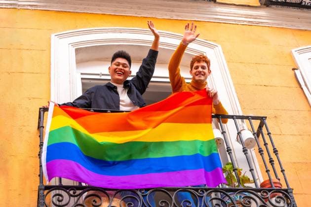  Homosexuell Junge Paare mit lgbt Flagge auf Balkon zu Hause Partei, winken lächelnd, LGBT Stolz *** Homosexual Boy Couples with LGBT Flag at Balcony to House Political party, waving smiling, LGBT Proud Copyright: imageBROKER/UnaixHuizi ibxuhu09124912.jpg ,model released, Symbolfoto ,property released