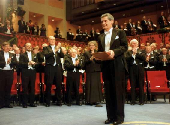 File Sweden Nobel 1995. Economics laureate Robert E Lucas from USA has received his prize from the hands of his majesty king Carl XVI Gustaf of Sweden. Sveriges Riksbanks pris i ekonomisk vetenskap till Alfred Nobels minne. Stockholm Sverige PB-KOD:1001 x1001x *** File Sweden Nobel 1995 Economics laureate Robert E Lucas from USA has received his prize from the hands of his majesty king Carl XVI Gustaf of Sweden Sveriges Riksbank Prize in Economic Sciences in Memory of Alfred Nobel Stockholm Sweden PB KOD 1001 x1001x  Copyright: xJanxCollsiöö TTx NOBEL 1995 KONSERTHUSET