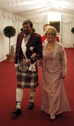 Dänische Königin Mary trauert um ihren Vater John Dalgleish Donaldson, Archivbilder #2 COPENHAGEN, DENMARK MAY 14 2004 - The wedding between Danish Crown Prince Frederik and Australian Miss Mary Donaldson took place in the Cathedral of Copenhagen, Denmark Friday May 14 2004. Members of the European royal families, and many other nobilities, attended the wedding. Picture: John Donaldson with wife Suan Doory at gala dinner Royal Palace in Fredensborg COPENHAGEN DENMARK x1012x *** COPENHAGEN, DENMARK MAY 14 2004 The wedding between Danish Crown Prince Frederik and Australian Miss Mary Donaldson took place in the Cathedral of Copenhagen, Denmark Friday May 14 2004 Members of the European royal families, and many other nobilities, attended the wedding Picture John Donaldson with wife Suan Doory at gala dinner Royal Palace in  Copyright: xTONIxSICAx DENMARK ROYAL WEDDING