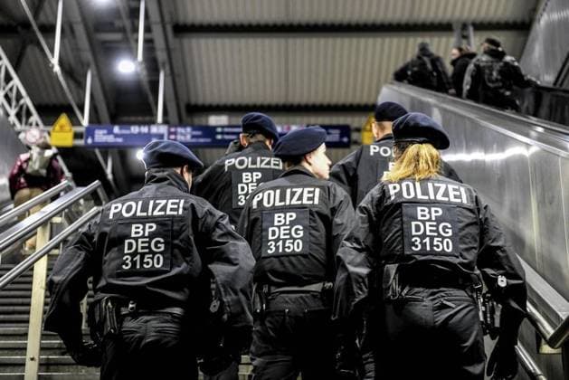 Polizeikontrollen Waffen *** NUR FÜR REDAKTIONELLE ZWECKE *** EDITORIAL USE ONLY ***<p>Am 24. März 2023 führte die Berliner Polizei eine nächtliche Kontrolle gegen den illegalen Waffenbesitz im Friedrichshain Ostkreuz durch. Deutschland Berlin Berlin Copyright: SergejxGlanze *** Police checks weapons FOR EDITORIAL PURPOSES ONLY EDITORIAL USE ONLY p On March 24, 2023, Berlin police conducted a nighttime check against illegal gun possession in Friedrichshain Ostkreuz Germany Berlin Copyright SergejxGlanze Copyright: SergejxGlanze doc7phi7odyjply4kgr1sr ,EDITORIAL USE ONLY