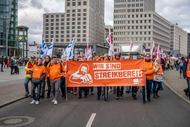 News Themen der Woche KW12 News Bilder des Tages Demo Potsdamer Platz , Hunderte Demonstranten unterstützen in Berlin Gewerkschaftsforderungen für Lohnerhöhungen . Aufgerufen hatte Verdi und weitere Bündnispartner. Verdi und EVG haben für Montag zu einem großen Warnstreik im Verkehrssektor aufgerufen. Demo Potsdamer Platz , Hunderte Demonstranten unterstützen in Berlin Gewerkschaftsforderungen für Lohnerhöhungen . Aufgerufen hatte Verdi und weitere Bündnispartner. Verdi und EVG haben für Montag zu einem großen Warnstreik im Verkehrssektor aufgerufen. *** Demo Potsdamer Platz , Hundreds of demonstrators support in Berlin union demands for wage increases Had called Verdi and other allies Verdi and EVG have called for Monday to a large warning strike in the transport sector Demo