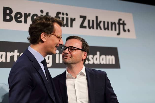 News Themen der Woche KW12 News Bilder des Tages Hendrik Wüst (Ministerpräsident Nordrhein-Westfalen) und Jan Redmann (designierter Landesvorsitzender), v.l., stehen auf der Bühne auf dem Landesparteitag der CDU Brandenburg in der Schinkelhalle in Potsdam, 25. März 2023. Landesparteitag der CDU Brandenburg *** Hendrik Wüst Prime Minister of North Rhine-Westphalia and Jan Redmann State Chairman designate , f l , stand on stage at the state party conference of the CDU Brandenburg in the Schinkelhalle in Potsdam, 25 March 2023 State party conference of the CDU Brandenburg