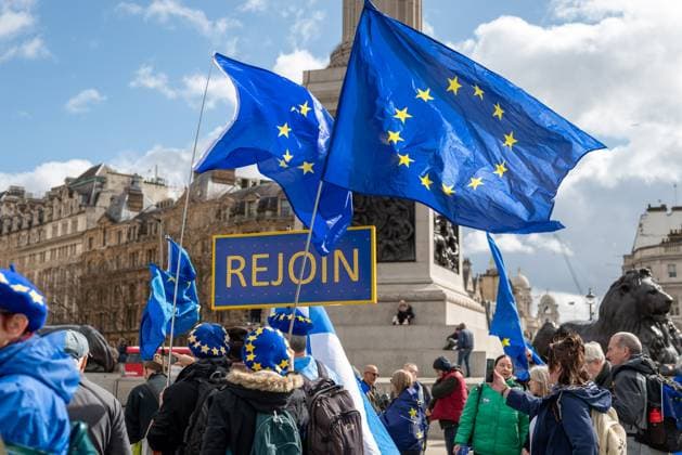 Bilder des Jahres 2023, News 03 März News Themen der Woche KW12 News Bilder des Tages March 25, 2023, London, United Kingdom: Activists hold European flags and a placard saying REJOIN in Trafalgar Square during the demonstration. The National Rejoin March (NRM) demonstration took place in Central London. NRM is a direct action campaign group to get the UK to Rejoin the EU. London United Kingdom - ZUMAs197 20230325_zaa_s197_029 Copyright: xPietroxRecchiax