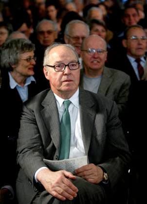 STOCKHOLM 20040330 Hans Blix presenterade idag sin nya bok Avväpna Irak pa Utrikespolitiska institutet i Gamla Stan. STOCKHOLM Sverige x1013x *** STOCKHOLM 20040330 Hans Blix today presented his new book Disarm Iraq at the Swedish Institute of Foreign Affairs in Gamla Stan STOCKHOLM Sweden x1013x  Copyright: xJACKxMIKRUTx BLIX AVVÄPNA IRAK