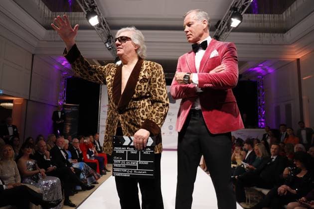 Bilder des Jahres 2023, Entertainment 03 März Entertainment Themen der Woche KW12 Entertainment Bilder des Tages 25.03.2023 Neu-Isenburg, Kempinski Hotel Gravenbruch Kleider machen Leute Benefiz-Gala Claude-Oliver Rudolph Schauspieler, Produzent, Drehbuchautor und Filmregisseur für den guten Zweck als Model auf dem Laufsteg hier mit dem Original Sacko von Rainer Werner Fassbinder im Film KAMIKAZE hier mit Gentlemen Henry Maske *** 25 03 2023 Neu Isenburg, Kempinski Hotel Gravenbruch Clothes make the man Benefit Gala Claude Oliver Rudolph actor, producer, screenwriter and film director for the good cause as a model on the catwalk here with the original Sacko of Rainer Werner Fassbinder in the film KAMIKAZE here with Gentlemen Henry Mask HP