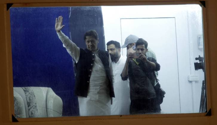 News Themen der Woche KW12 News Bilder des Tages March 25, 2023: LAHORE,PAKISTAN-MARCH 26:Pakistani former Prime Minister and Political party Pakistan Tehreek Insaf(PTI) Chief Imran Khan waves to his supporters during a public rally in Lahore,March 26,2023,Pakistan.Photo Sohail Niaz - ZUMAa108 20230325_zaf_a108_009 Copyright: xRanaxIrfanxAlix